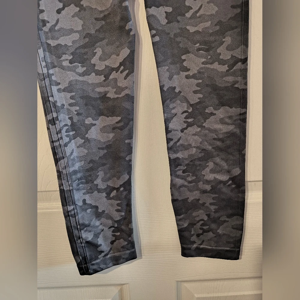 Spanx Cropped Camo Sz XL Leggings - Picture 3 of 9